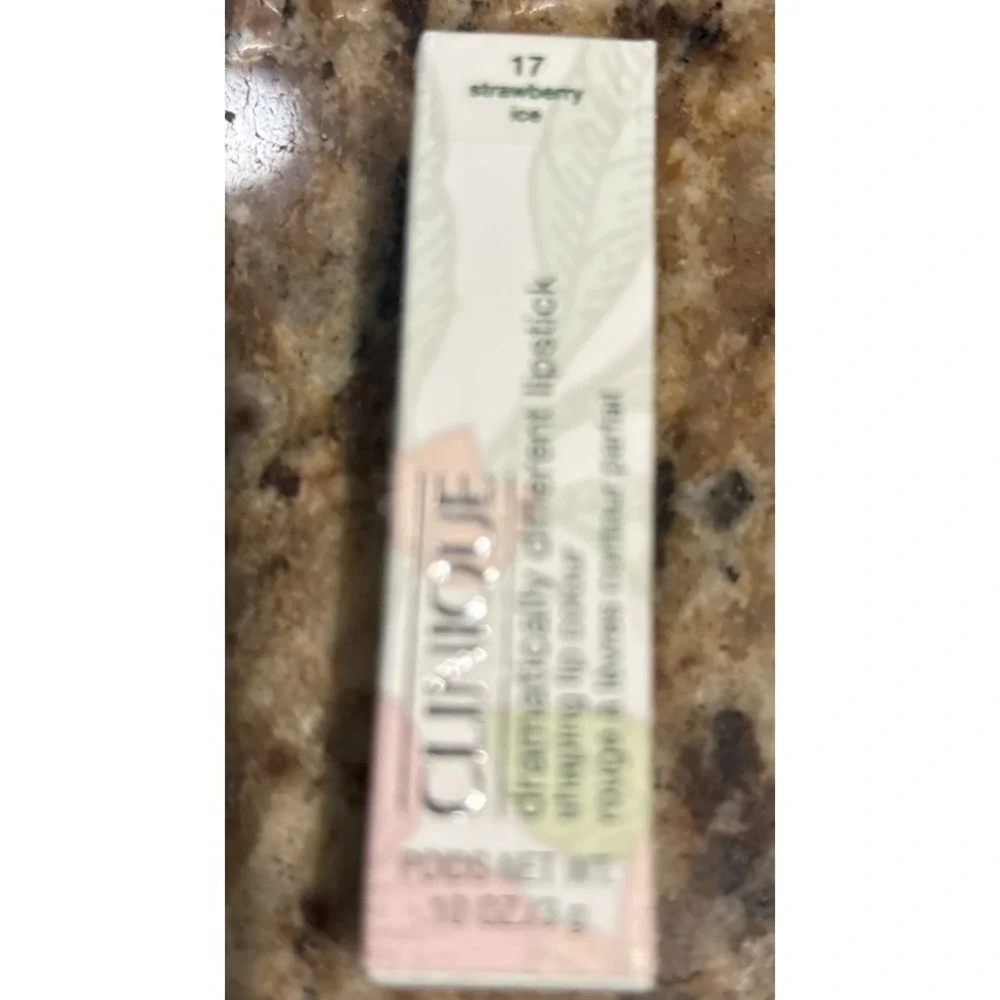CLINIQUE Dramatically Different Lipstick in 17 Strawberry Ice .10 oz 3 g
